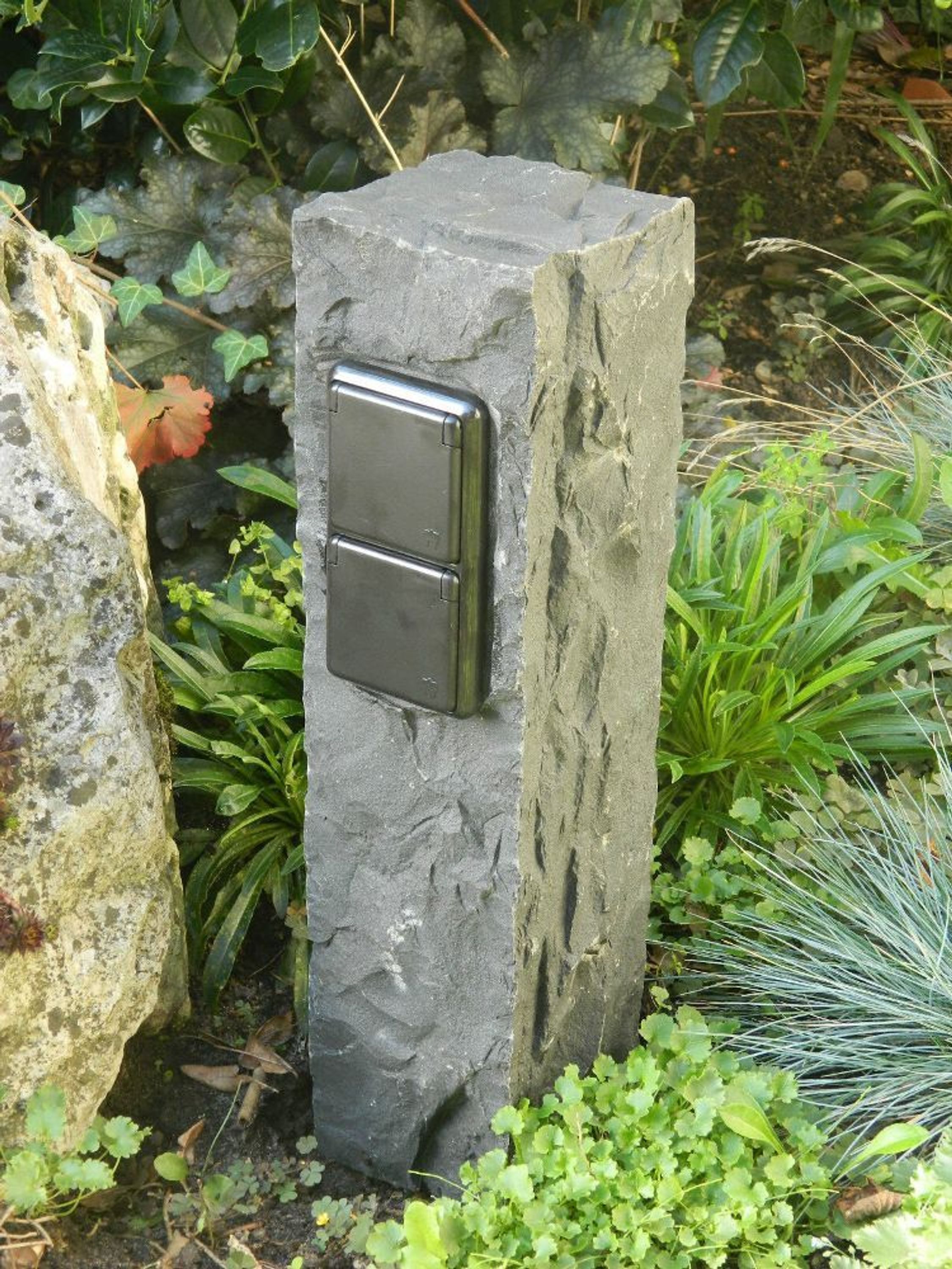 Doppelte Außensteckdose aus Basalt, echter Naturstein, Gartensteckdose
